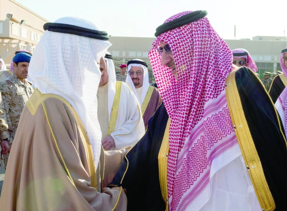 الأمير محمد بن نايف مودعا الشيخ خليفة آل خليفة لدى مغادرته الرياض 