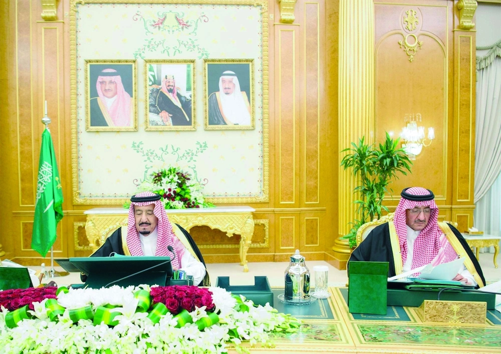 الملك سلمان خلال ترؤسه جلسة المجلس في قصر اليمامة بالرياض اليوم بحضور الأمير محمد بن نايف (واس) 