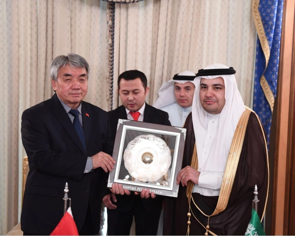 عادل الطريفي يتلقى هدية تذكارية من توقولباي قازاقوف  (واس) 