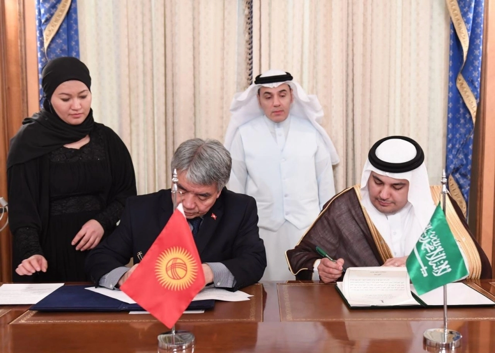 عادل الطريفي وتوقولباي قازاقوف يوقعان المذكرة  (واس) 