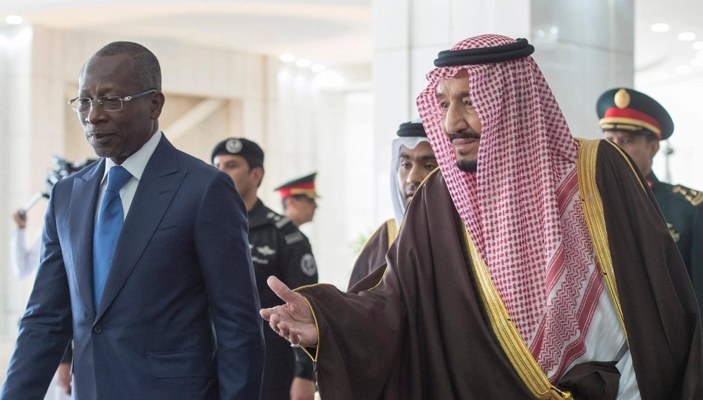 الملك سلمان مستقبلا باتريس تالون في قصر اليمامة بالرياض اليوم (واس)