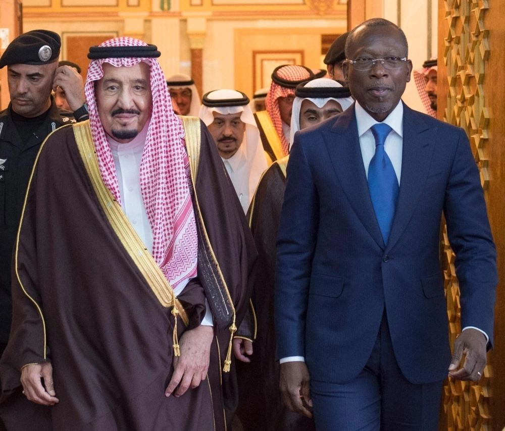 الملك سلمان مستقبلا باتريس تالون في قصر اليمامة بالرياض اليوم (واس)