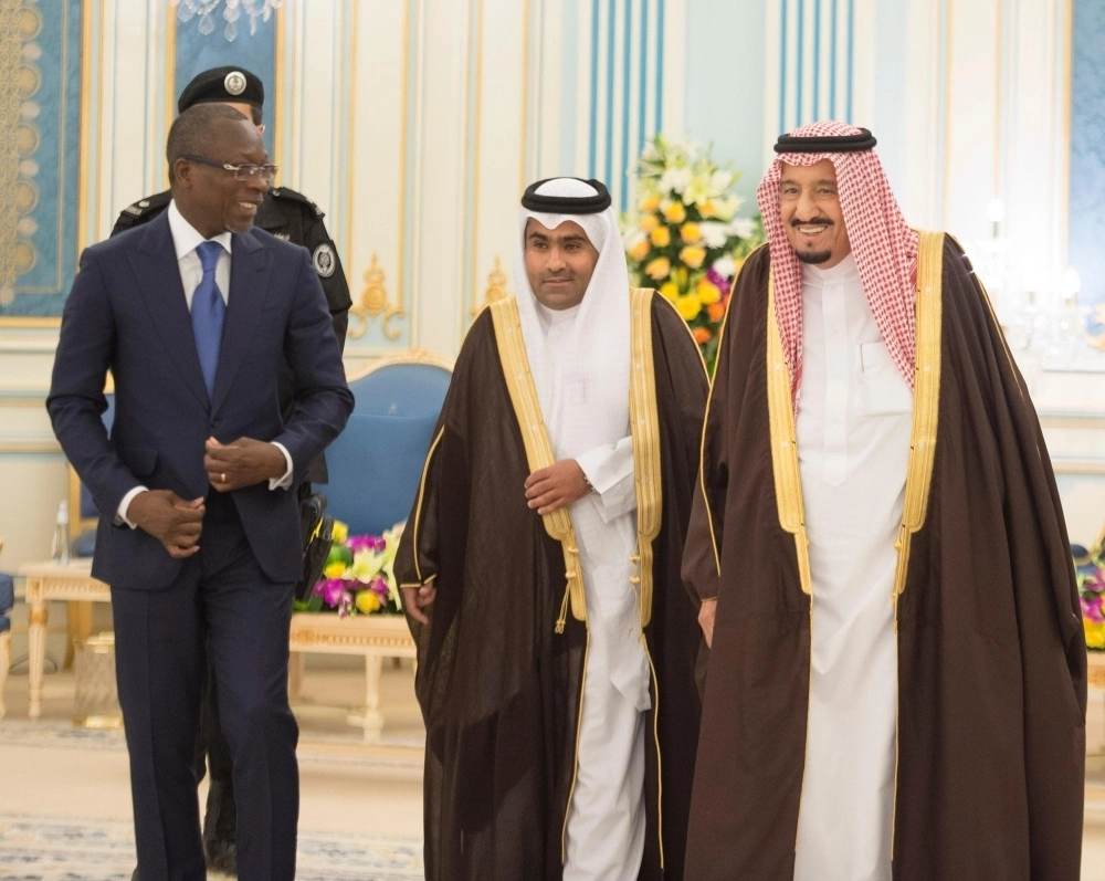 الملك سلمان لدى استقباله باتريس تالون في قصر اليمامة بالرياض اليوم (واس)