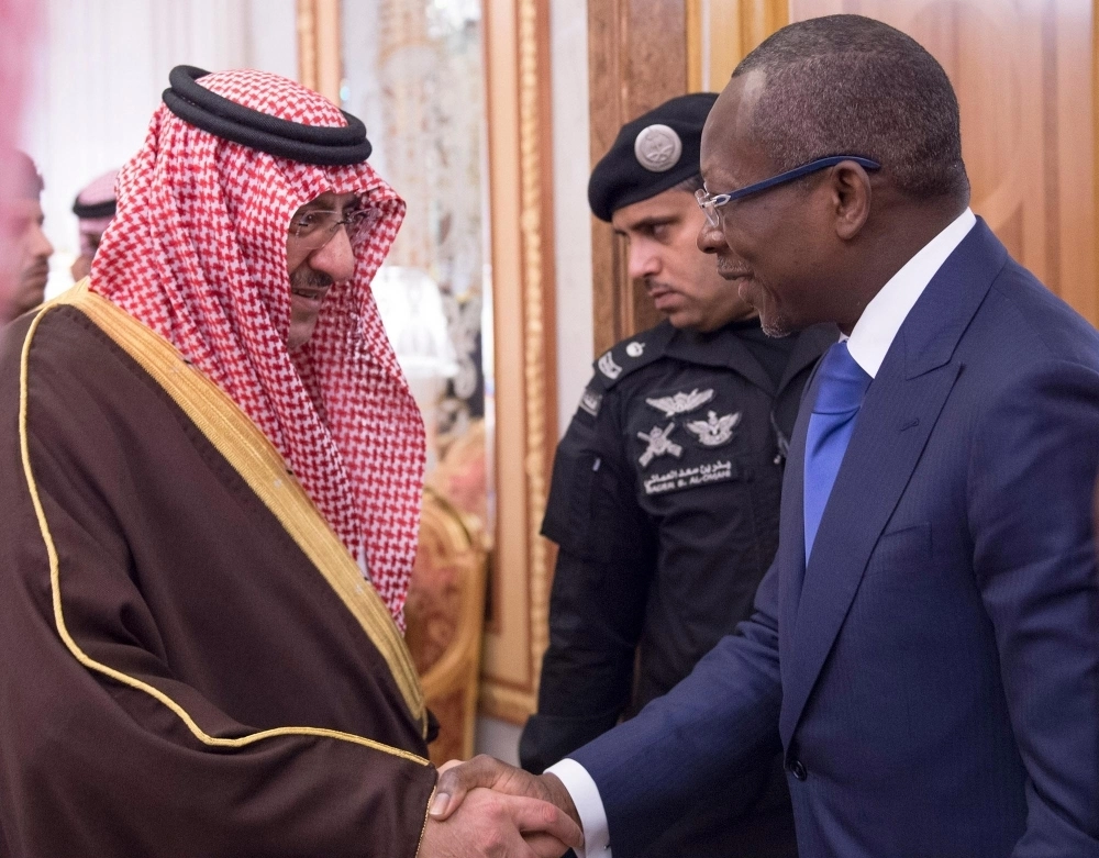 الأمير محمد بن نايف مصافحا باتريس تالون خلال اللقاء