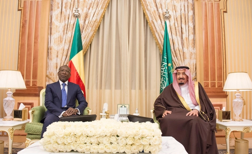 الملك سلمان مستقبلا باتريس تالون في قصر اليمامة بالرياض اليوم (واس)