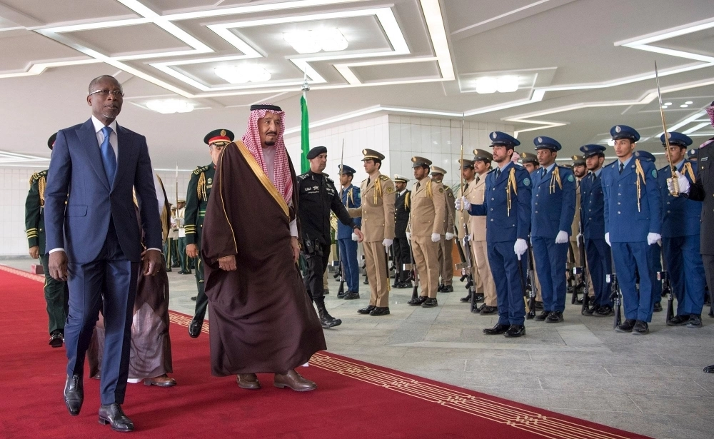 الملك سلمان مستقبلا باتريس تالون في قصر اليمامة بالرياض اليوم (واس)