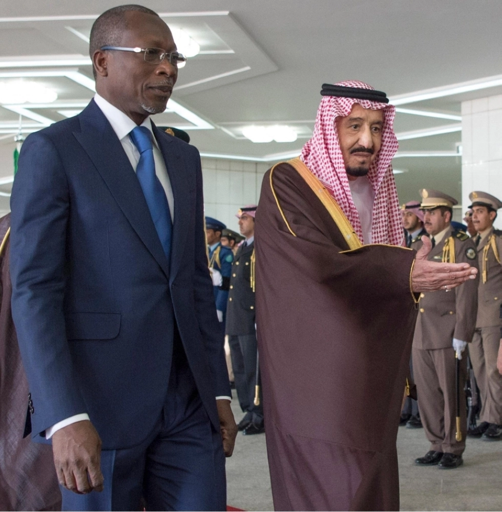 الملك سلمان مستقبلا باتريس تالون في قصر اليمامة بالرياض اليوم (واس)