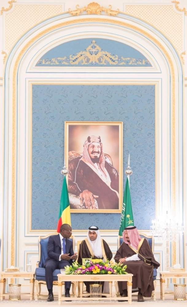 الملك سلمان مستقبلا باتريس تالون في قصر اليمامة بالرياض اليوم (واس)