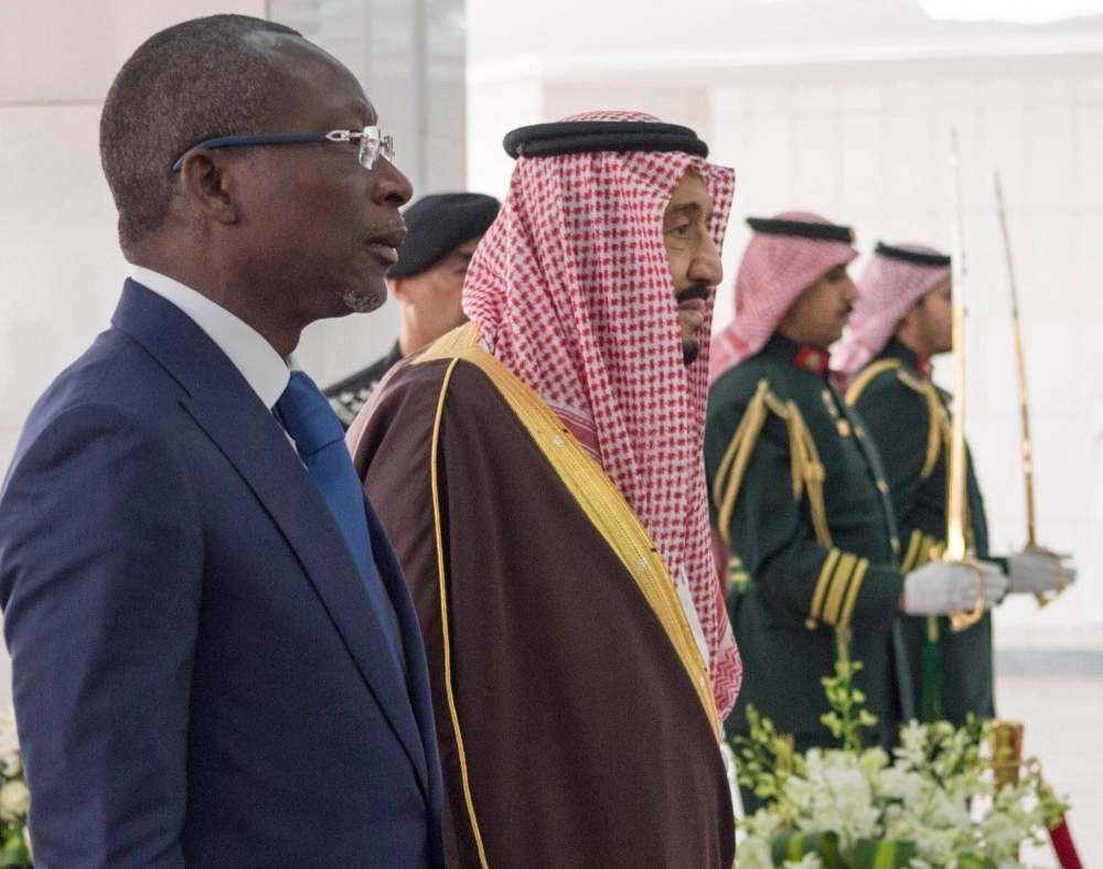 الملك سلمان مستقبلا باتريس تالون في قصر اليمامة بالرياض اليوم (واس)