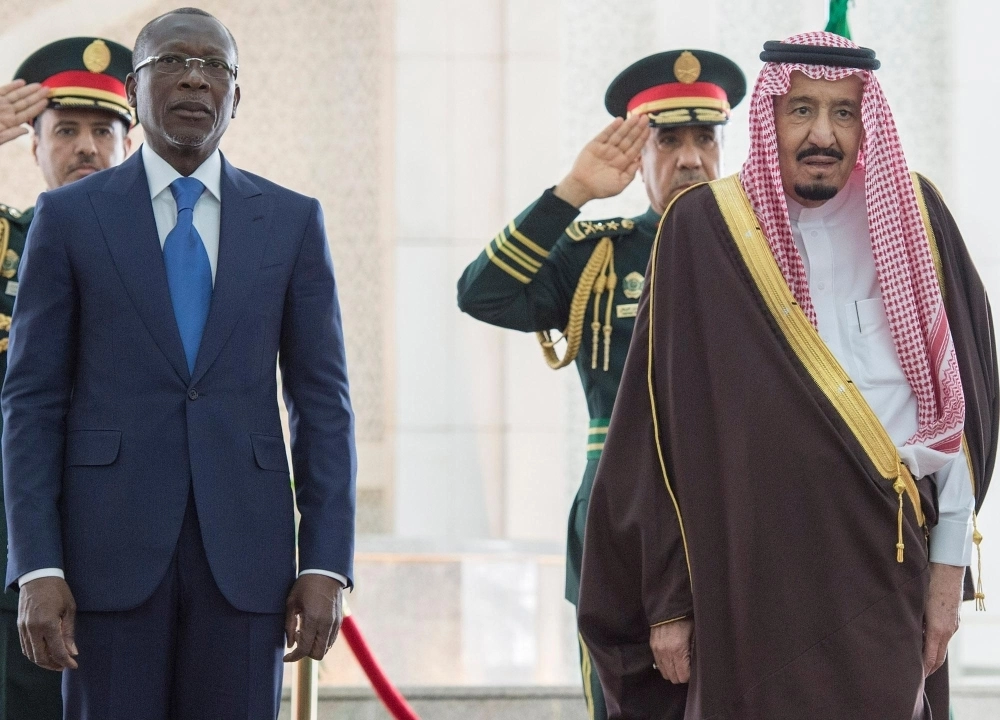 الملك سلمان وباتريس تالون خلال عزف السلامين الوطنيين 