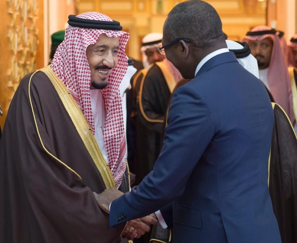 الملك سلمان مستقبلا باتريس تالون في قصر اليمامة بالرياض اليوم (واس)