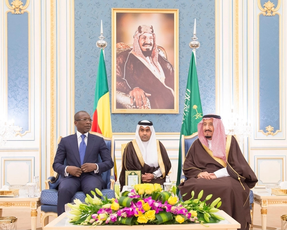 الملك سلمان لدى استقباله باتريس تالون في قصر اليمامة بالرياض اليوم (واس)