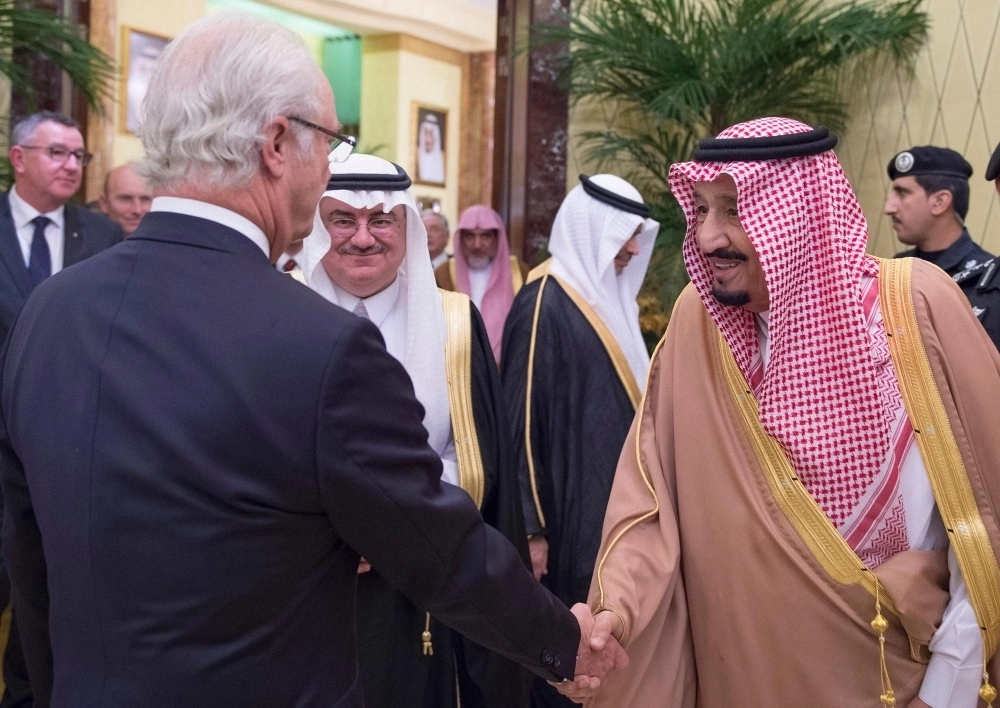 الملك سلمان مستقبلا كارل جوستاف السادس عشر في قصره بالرياض اليوم (واس)