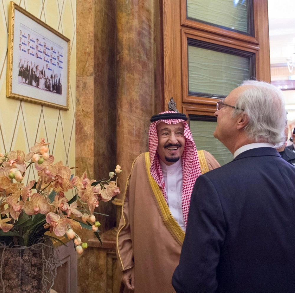 الملك سلمان وكارل جوستاف السادس عشر يشاهدان إحدى الصور داخل القصر