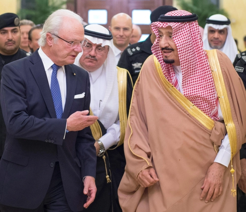 الملك سلمان مستقبلا كارل جوستاف السادس عشر في قصره بالرياض اليوم (واس)
