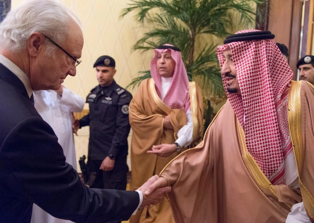 الملك سلمان مستقبلا كارل جوستاف السادس عشر في قصره بالرياض اليوم (واس)