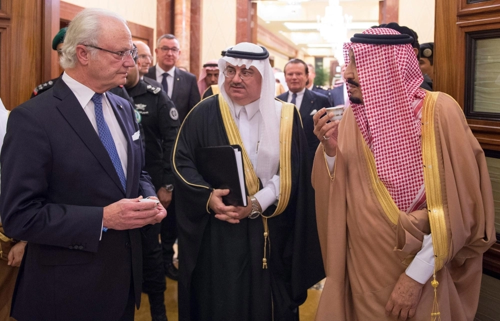الملك سلمان مستقبلا كارل جوستاف السادس عشر في قصره بالرياض اليوم (واس)
