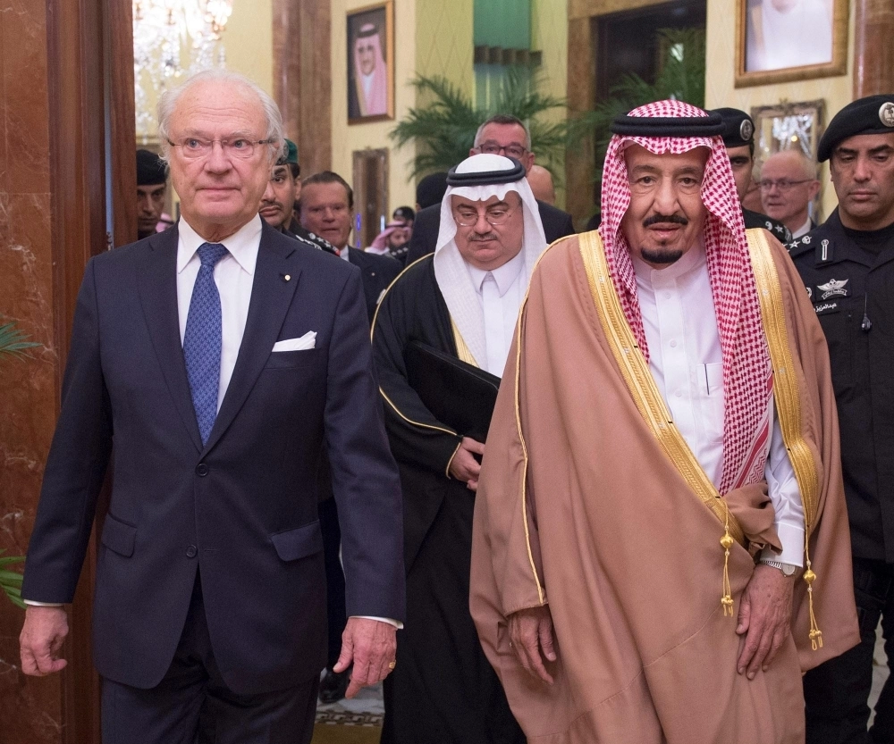 الملك سلمان مستقبلا كارل جوستاف السادس عشر في قصره بالرياض اليوم (واس)