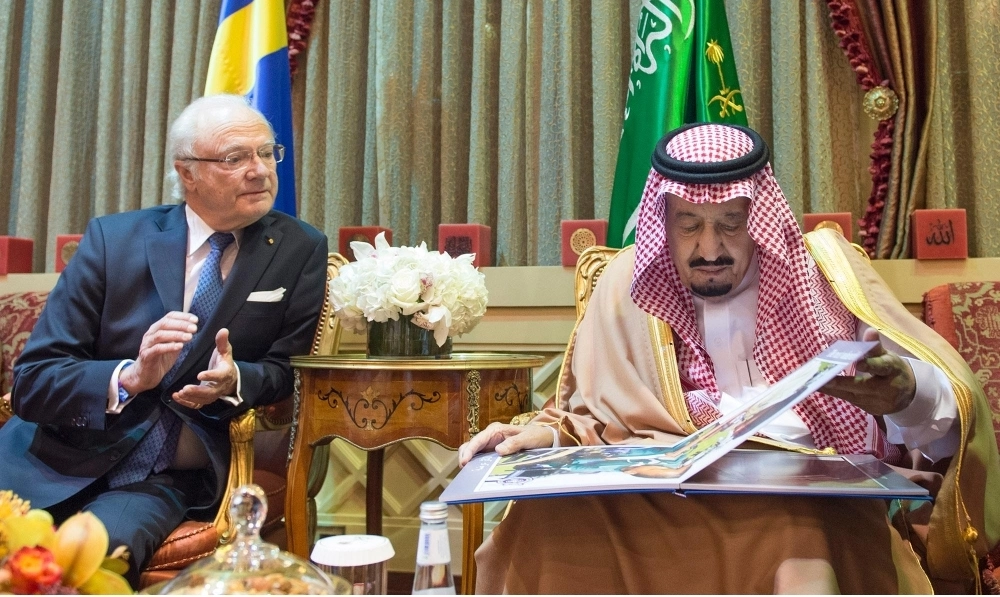 الملك سلمان مطلعا على إحدى المطبوعات 