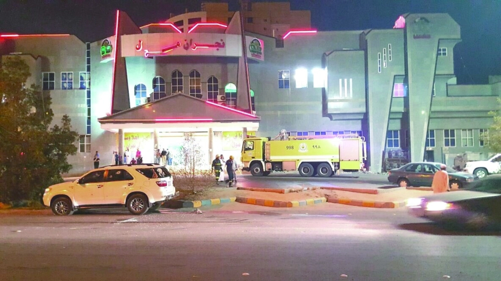  رجال الدفاع المدني في موقع سقوط المقذوفات                                                                                                (مكة) 