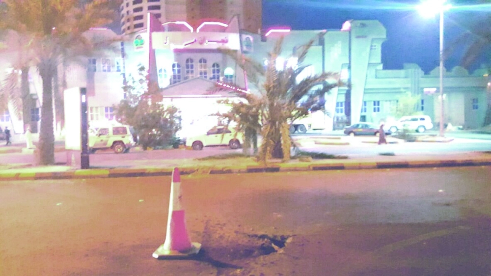 أثر أحد المقذوفات أمام السوق