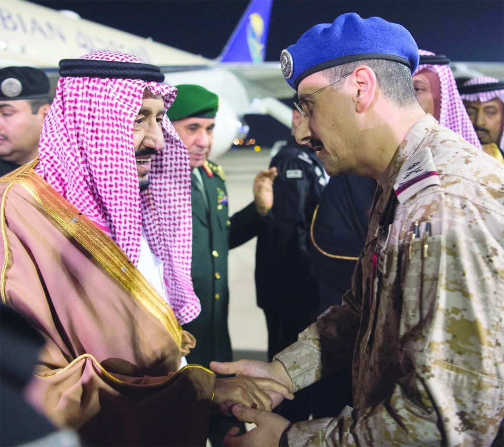 الملك سلمان لدى مغادرته الرياض أمس  (بندر الجلعود)