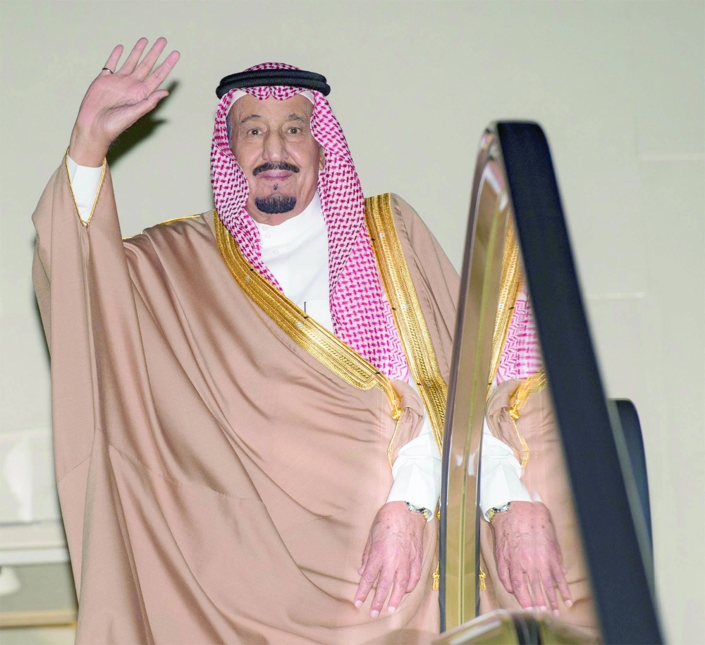 الملك سلمان لدى مغادرته الرياض أمس  (بندر الجلعود)