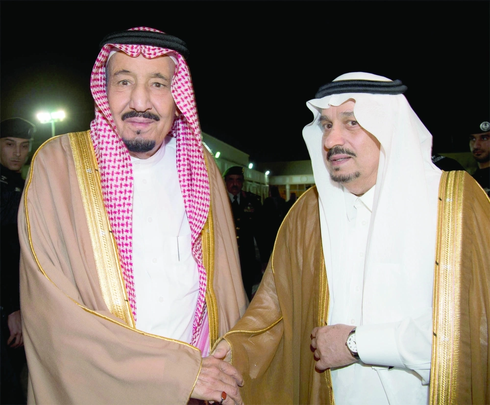 الملك سلمان لدى مغادرته الرياض وفي وداعه فيصل بن بندر