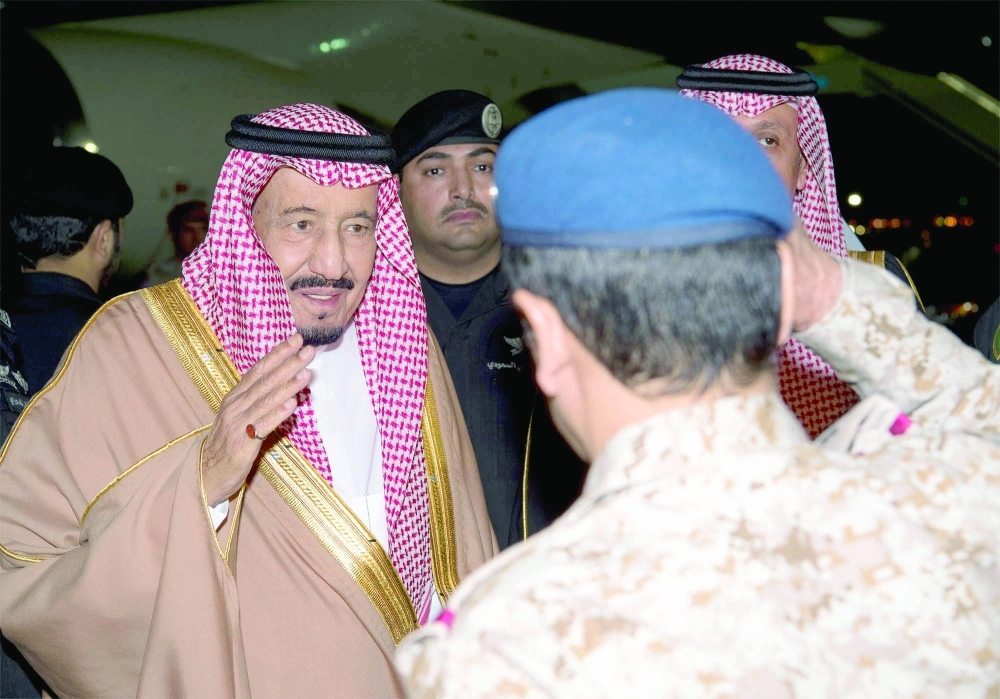 الملك سلمان لدى مغادرته الرياض أمس  (بندر الجلعود)