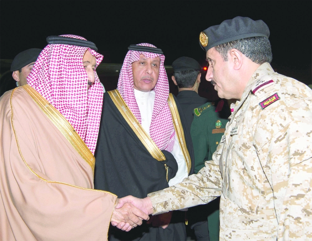 الملك سلمان لدى مغادرته الرياض أمس  (بندر الجلعود)