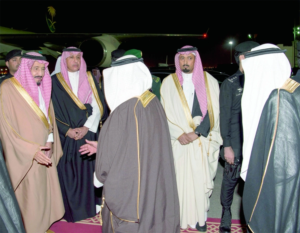 الملك سلمان لدى مغادرته الرياض أمس  (بندر الجلعود)