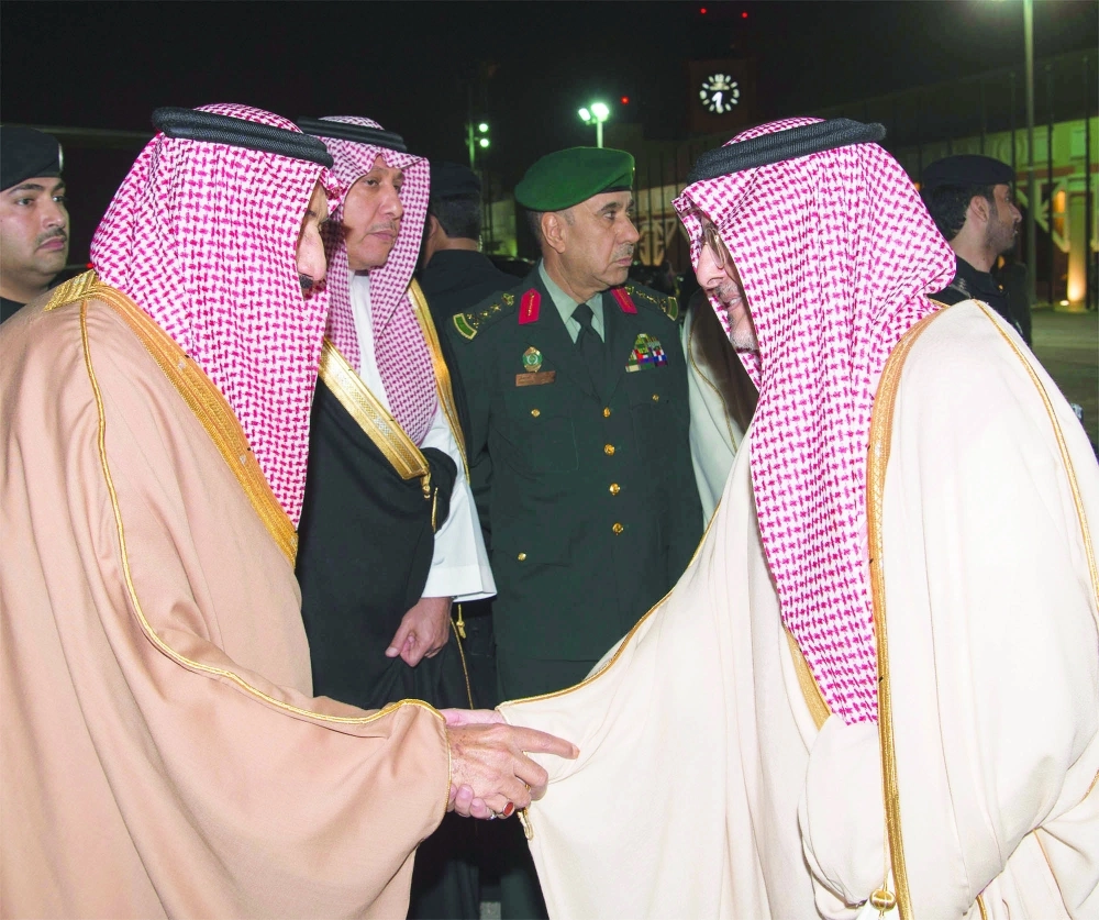 الملك سلمان لدى مغادرته الرياض أمس  (بندر الجلعود)