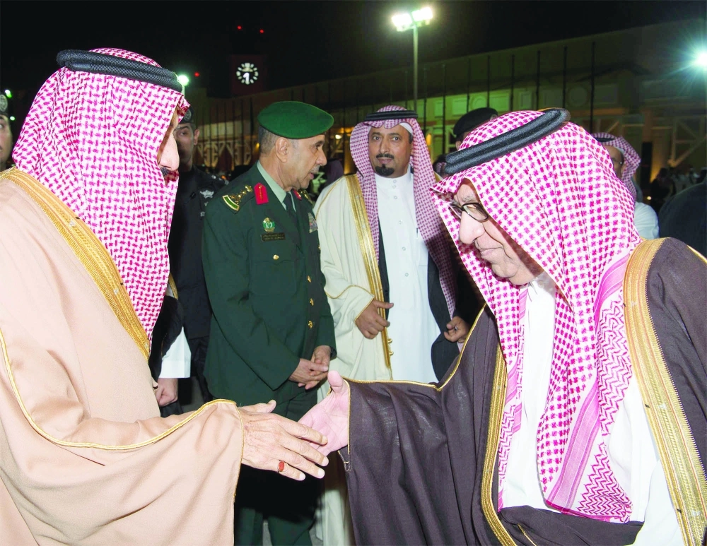 الملك سلمان لدى مغادرته الرياض أمس  (بندر الجلعود)