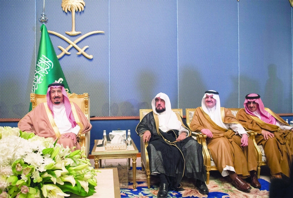 الملك سلمان خلال وصوله المنطقة الشرقية أمس                                                                                                                         (بندر الجلعود)