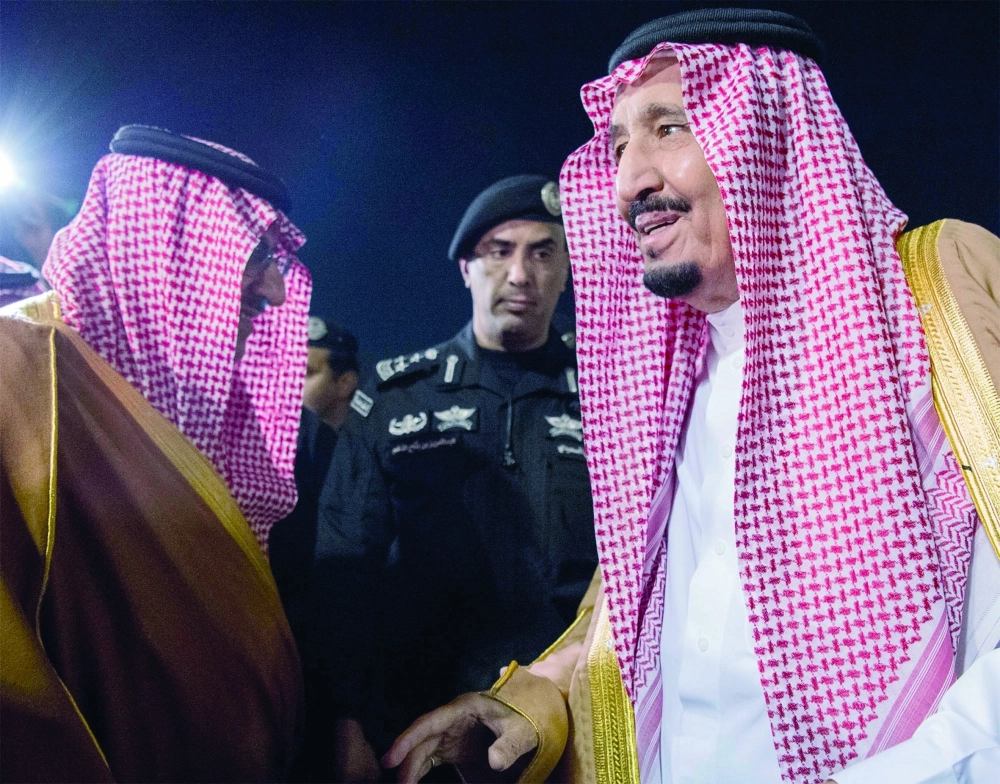     الملك سلمان لدى وصوله المنطقة الشرقية أمس وفي استقباله ولي العهد (بندر الجلعود)