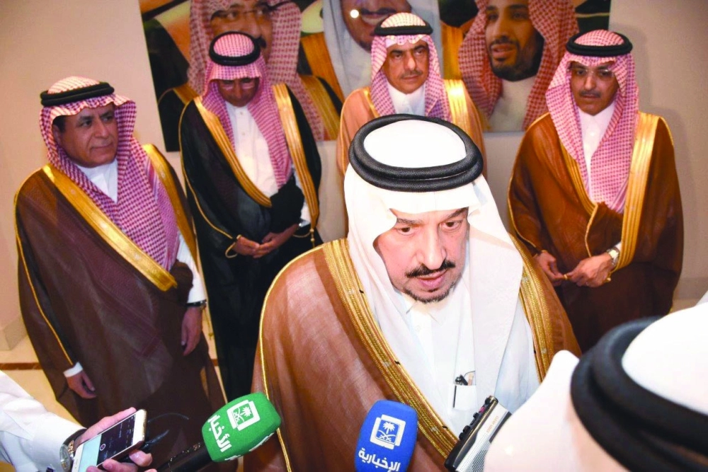 فيصل بن بن بندر متحدثا لوسائل الإعلام عقب الاجتماع (مكة)