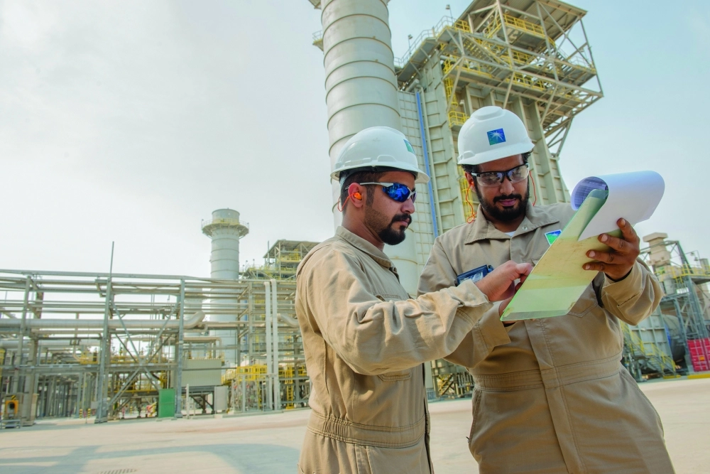 مهندسان أثناء أعمال المتابعة اليومية (مكة)