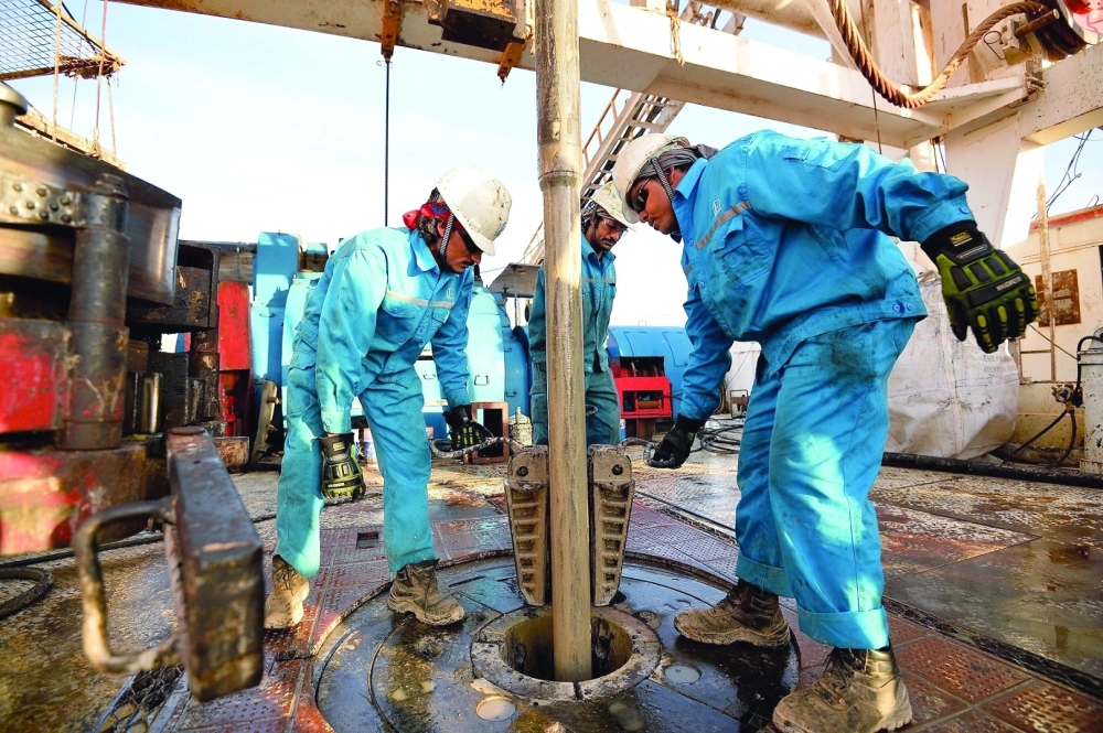 مهندسان أثناء عملهما في الحقل (مكة)