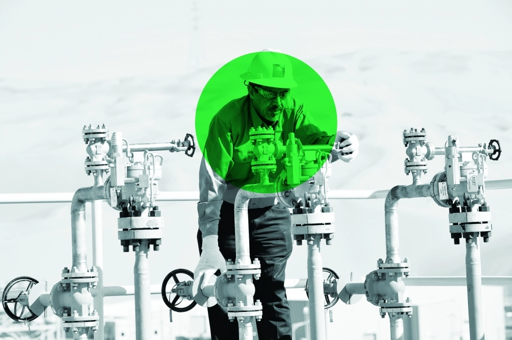 مهندس أرامكو يتابع معدل الضغط في أحد الأنابيب                (مكة)