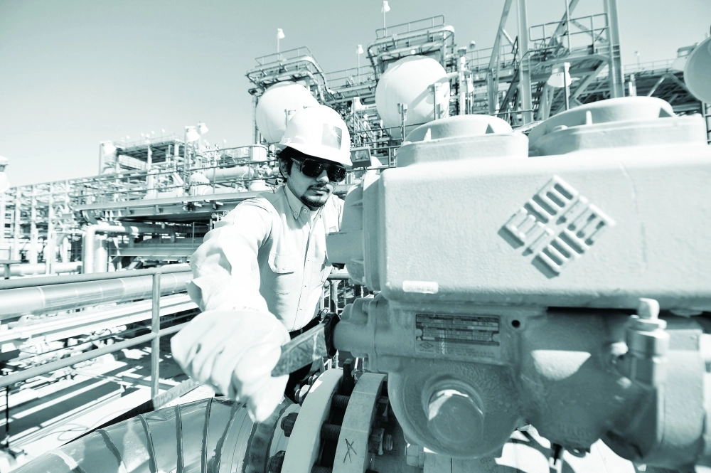 مهندس في أرامكو يتابع أعماله في الحقل                        (مكة)