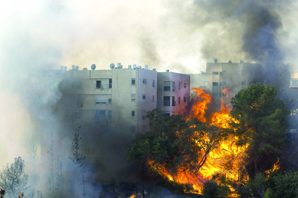 الحرائق تحاصر السكان         (أ ب)
