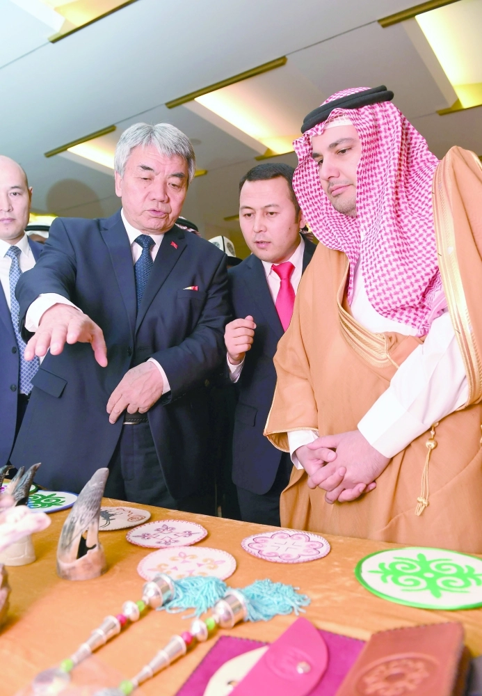 وزير الثقافة والإعلام وبايقازاقوف يتجولان في المعرض  