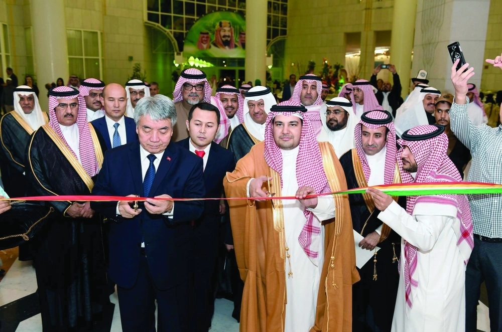 عادل الطريفي وتوقو بايقازاقوف يفتتحان فعاليات الأيام الثقافية لقيرغيزستان  (واس)