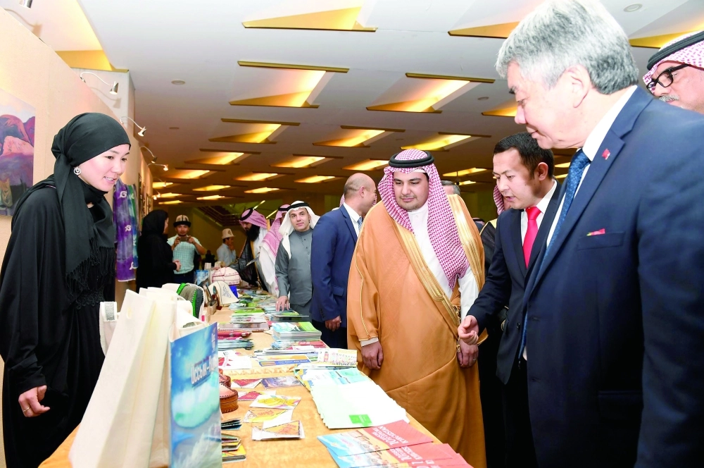 الطريفي وتوقو بايقازاقوف يتجولان في المعرض  