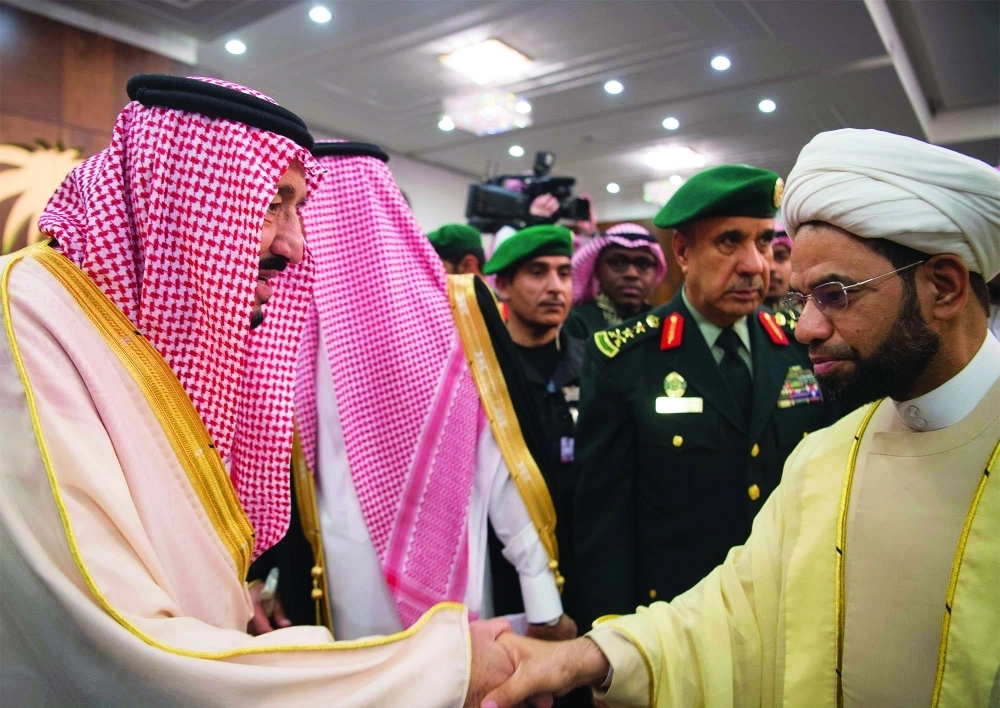 الملك سلمان يصافح أحد الأهالي