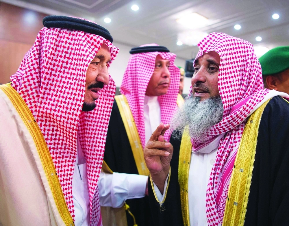 .. ومتحدثا مع أحد المسنين