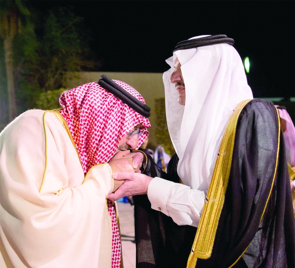 ولي العهد مقبلا يد أخيه الأكبر سعود بن نايف خلال الحفل