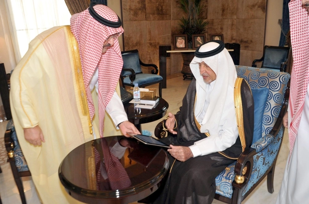 خالد الفيصل يدشن التطبيقات بحضور مشعل بن ماجد (واس)