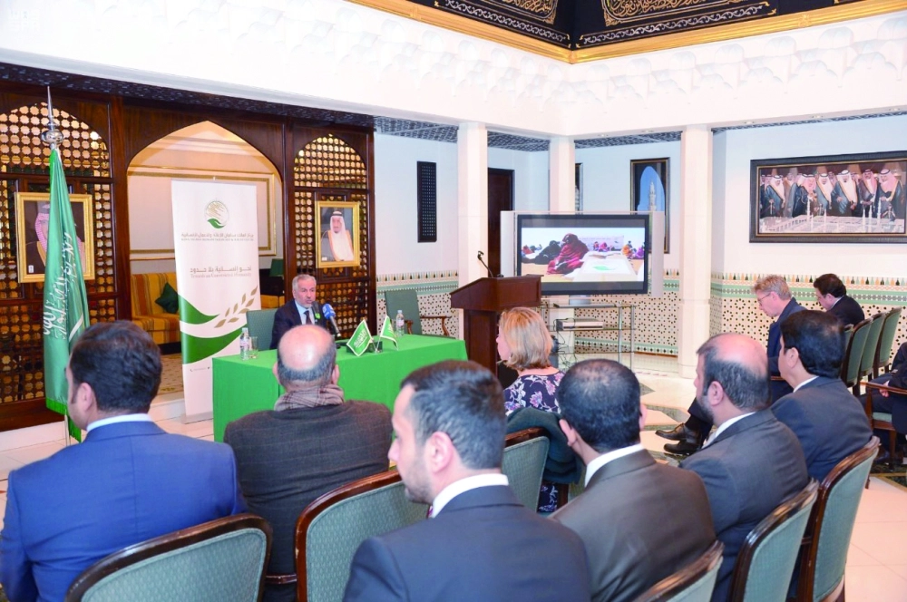 عبدالله الربيعة متحدثا في مؤتمر صحفي بمقر السفارة السعودية في لندن                                                                               (واس)