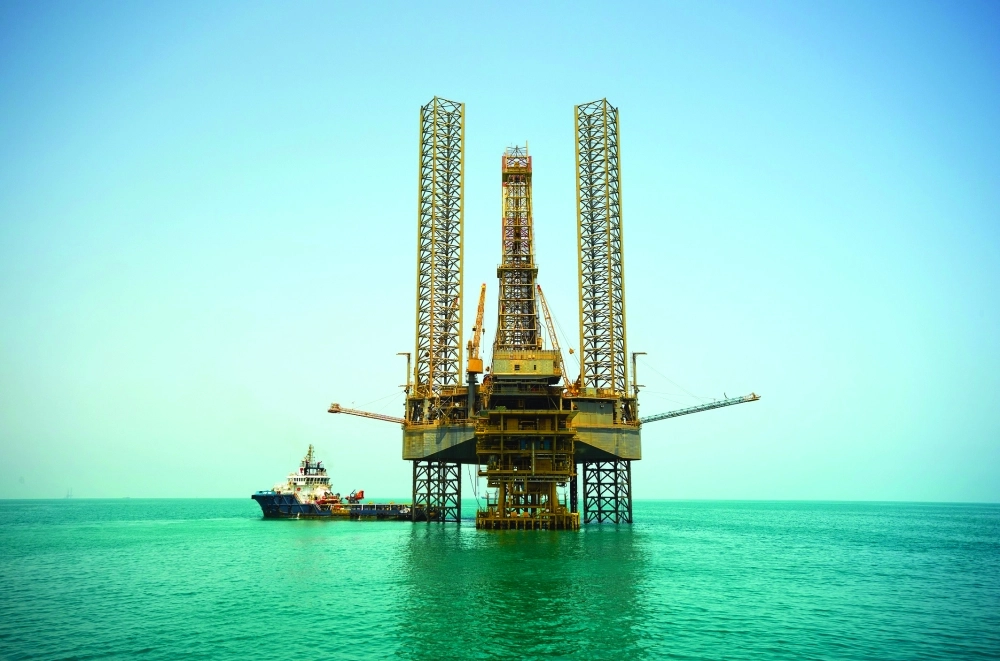 جهاز حفر بإحدى منصات الحفر في منيفة